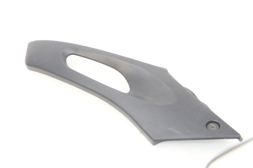 photo de LEFT UNDERSEAT COVER SUZUKI XF FREEWIND 650 (1997 - 2003) - Technical close-up