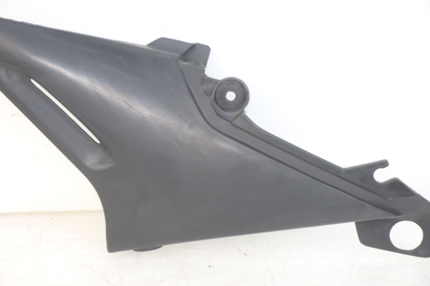 photo de LEFT UNDERSEAT PANEL YAMAHA XJN DIVERSION 600 (2000 - 2003) - Fixing points details