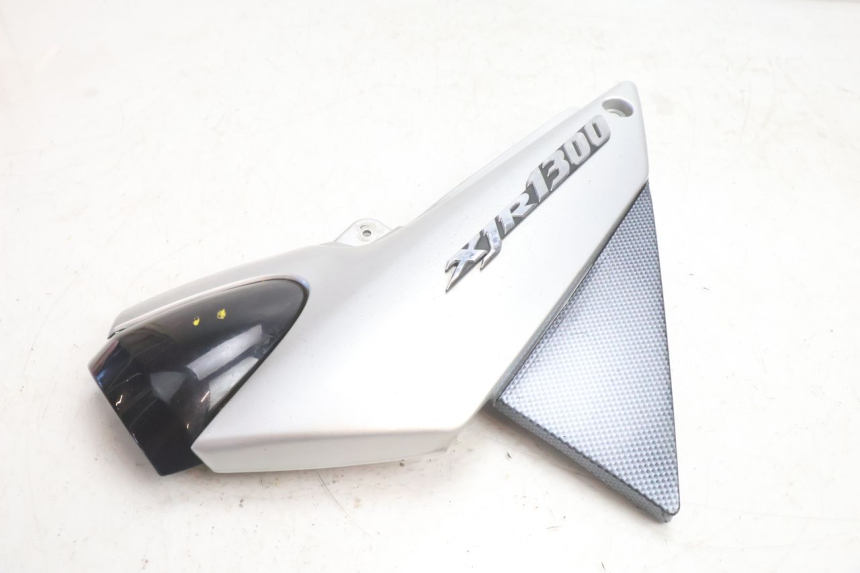 photo de LEFT UNDERSEAT PANEL YAMAHA XJR 1300 (1998 - 2002) - Alternative perspective