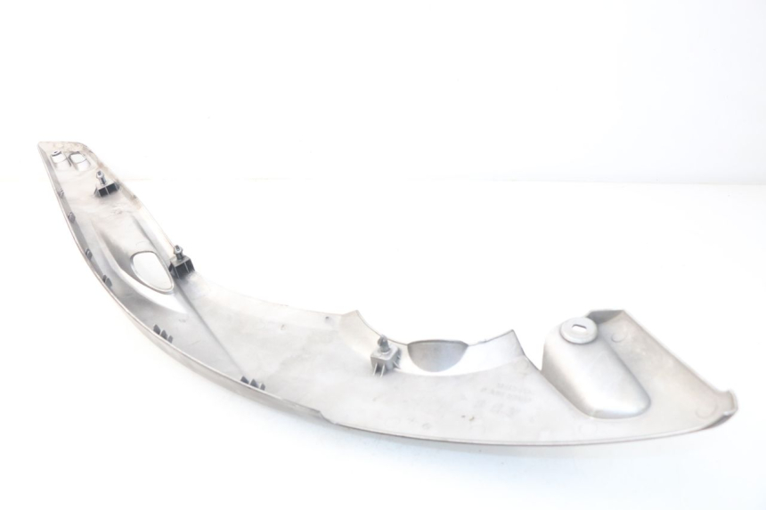 photo de LEFT UNDERSEAT COVER YAMAHA XP T-MAX TMAX ABS 500 (2004 - 2007) - Technical close-up