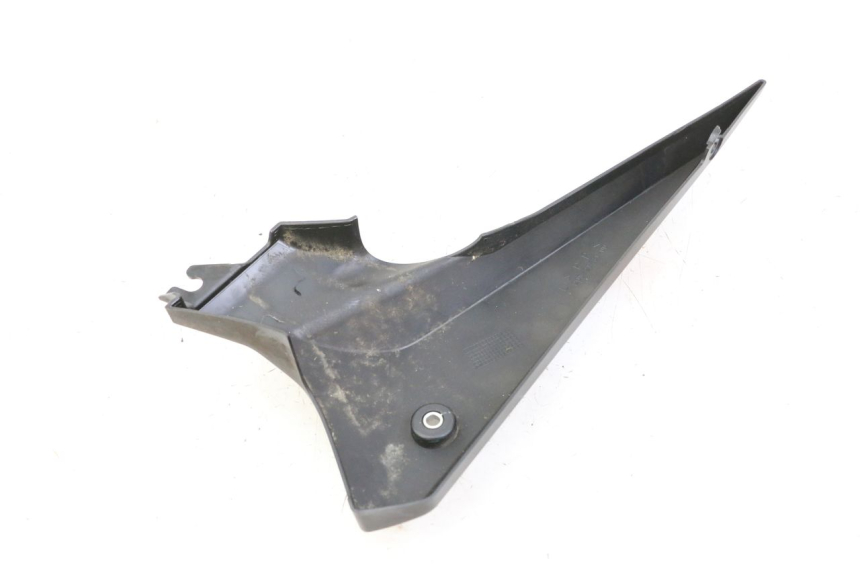 photo de LEFT UNDERSEAT PANEL YAMAHA XJ6 600 (2008 - 2016) - Zoom on usage condition