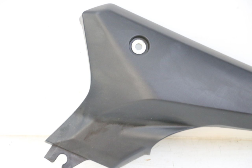 photo de LEFT UNDERSEAT PANEL YAMAHA XJ6 600 (2008 - 2016) - Technical close-up