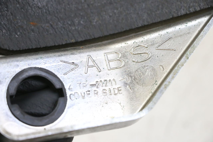 photo de LEFT UNDERSEAT PANEL YAMAHA XVS DRAG STAR DRAGSTAR 650 (1997 - 2007) - Alternative perspective