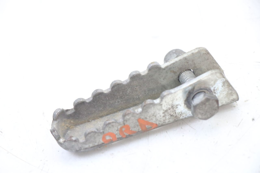 photo de REAR RIGHT FOOTREST DERBI SENDA R X-TREME 50 (2006 - 2010) - Zoom on usage condition