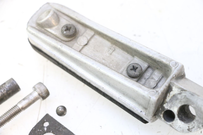 photo de REAR RIGHT FOOTREST YAMAHA FJR 1300 (2001 - 2005) - Zoom on usage condition