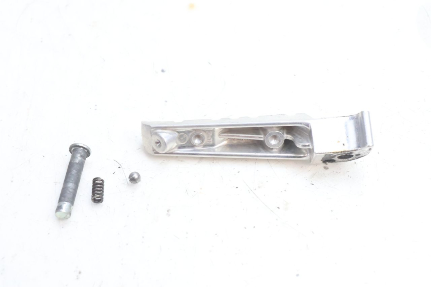 photo de REAR RIGHT FOOTREST YAMAHA FZ8 800 (2010 - 2016) - Alternative perspective