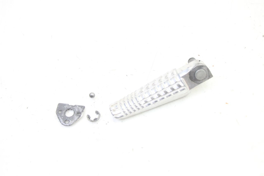 photo de REAR RIGHT FOOTREST SUZUKI GSR 750 (2011 - 2017) - Zoom on usage condition