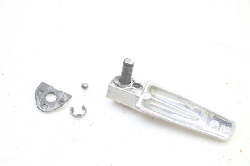 photo de REAR RIGHT FOOTREST SUZUKI GSR 750 (2011 - 2017) - Alternative perspective