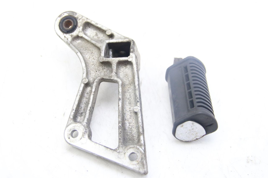 photo de RIGHT REAR FOOTREST SUZUKI GSX-F GSX  F 1100 (1988 - 1994) - Zoom on usage condition