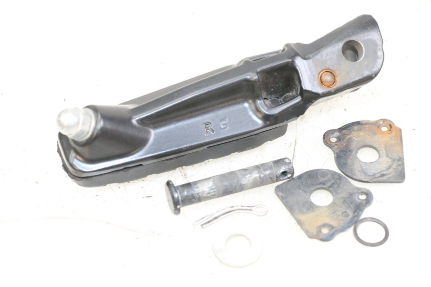 photo de REAR RIGHT FOOTREST HUSQVARNA SVARTPILEN 401 (2018 - 2023) - Alternative perspective