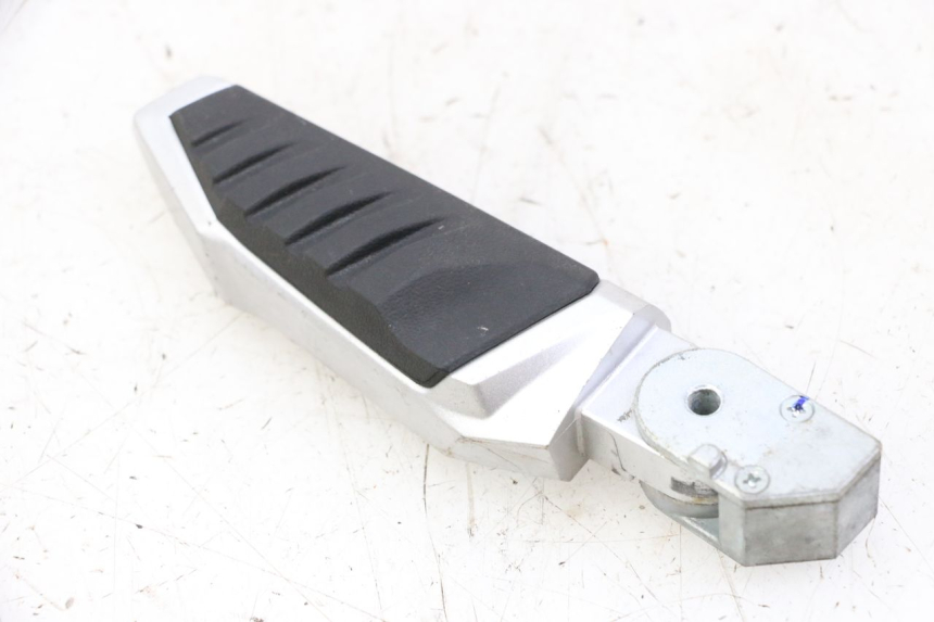 photo de REAR RIGHT FOOTREST SYM JOYMAX 125 (2010 - 2017) - Zoom on usage condition