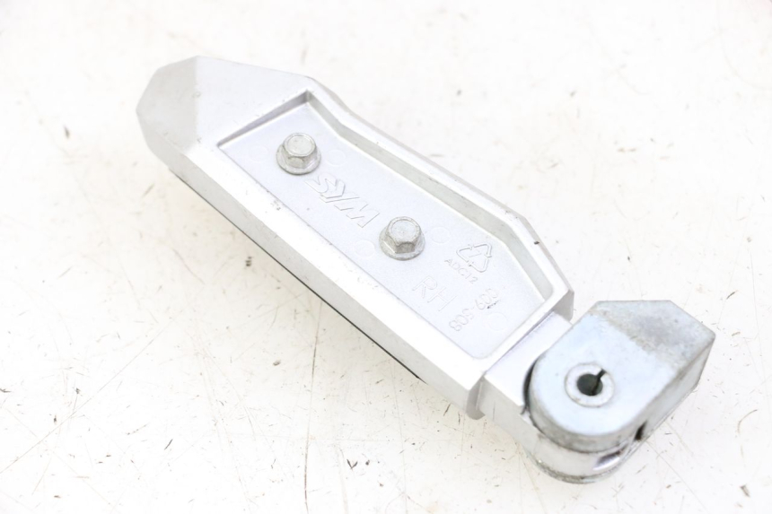 photo de REAR RIGHT FOOTREST SYM JOYMAX 125 (2010 - 2017) - Alternative perspective