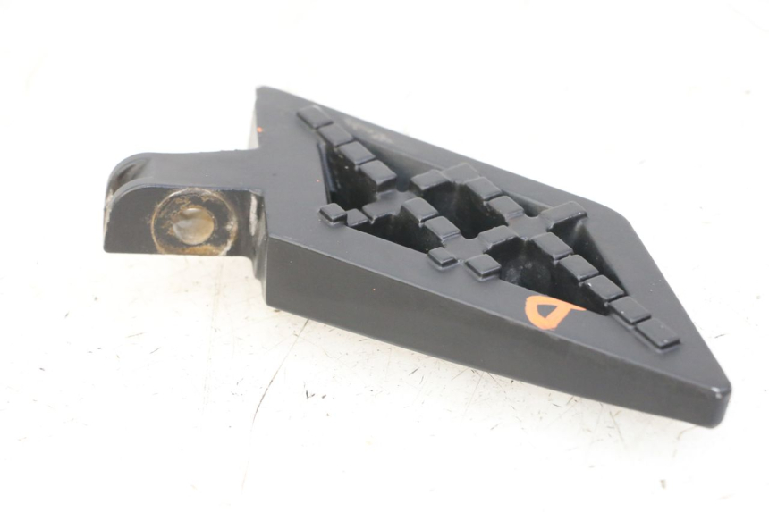 photo de REAR RIGHT FOOTREST PEUGEOT KISBEE 4T 50 (2018 - 2022) - Technical close-up