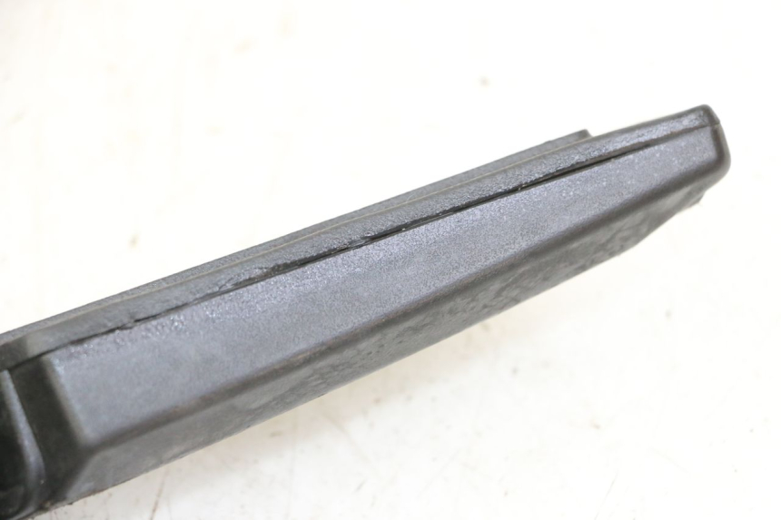 photo de RIGHT REAR FOOTREST PEUGEOT KISBEE 4T 50 (2010 - 2017) - Zoom on usage condition