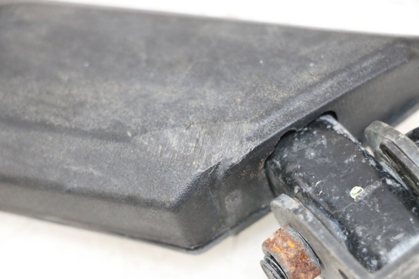 photo de REAR RIGHT FOOTREST PEUGEOT KISBEE 4T 50 (2018 - 2022) - Zoom on usage condition