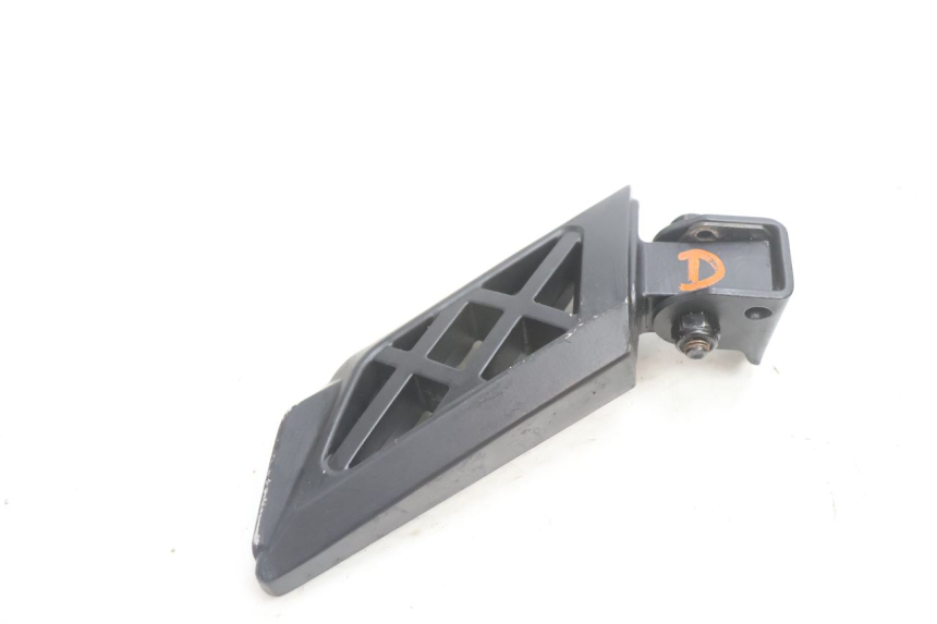 photo de REAR RIGHT FOOTREST PEUGEOT KISBEE 4T 50 (2018 - 2022) - Fixing points details