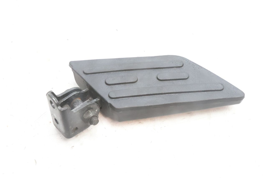 photo de RIGHT REAR FOOTREST PEUGEOT KISBEE 4T 50 (2010 - 2017) - Zoom on usage condition
