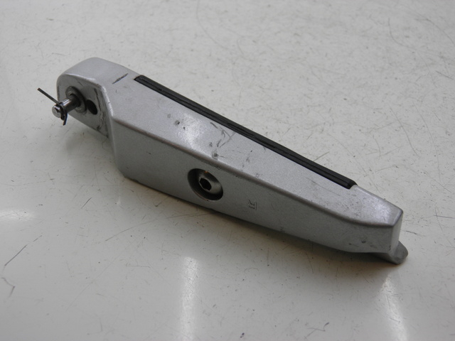 photo de REAR RIGHT FOOTREST KYMCO XCITING RI ABS 500 (2010) - Alternative perspective