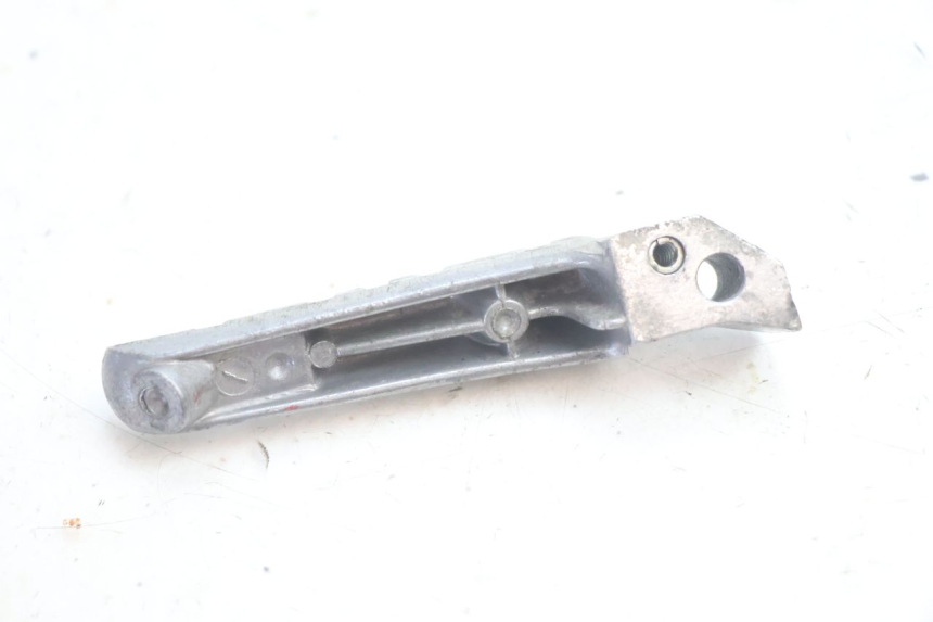 photo de REAR RIGHT FOOTREST MBK MACH G AC 50 (2002 - 2014) - Zoom on usage condition