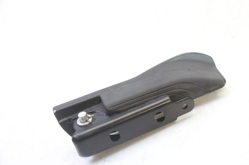 photo de REAR RIGHT FOOTREST PIAGGIO MP3 HPE 310 (2024 - 2025) - Alternative perspective