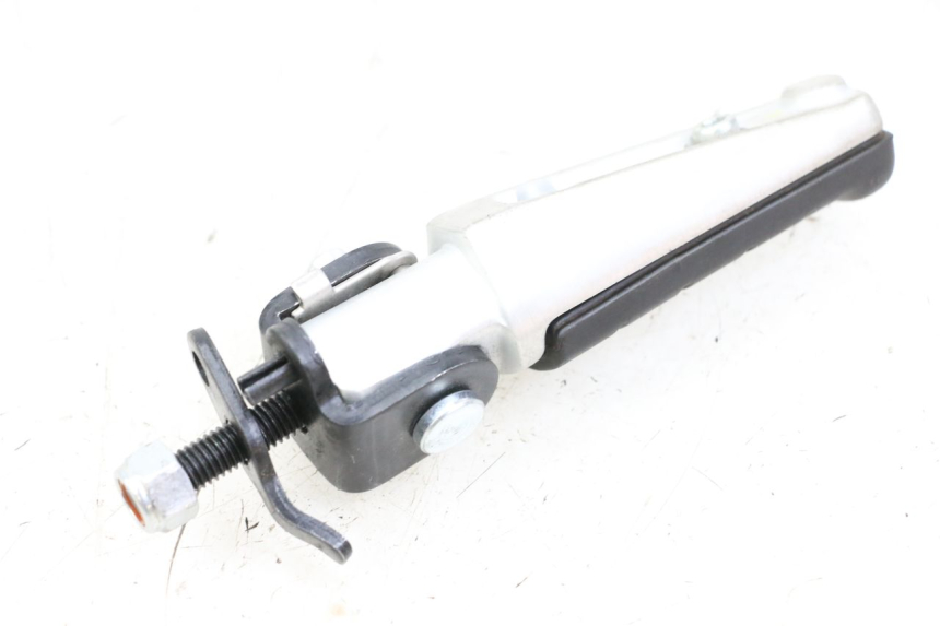 photo de REAR RIGHT FOOTREST ROYAL ENFIELD CONTINENTAL GT 650 (2019 - 2024) - Zoom on usage condition