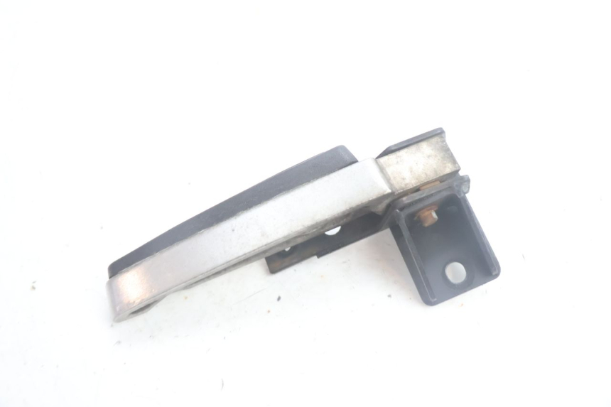 photo de REAR RIGHT FOOTREST PEUGEOT SATELIS 125 (2013 - 2018) - Surface and material condition