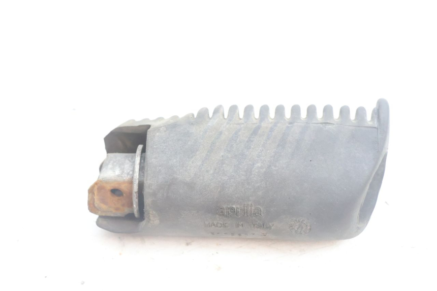 photo de REAR RIGHT FOOTREST APRILIA SCARABEO GT 125 (1999 - 2007) - Alternative perspective