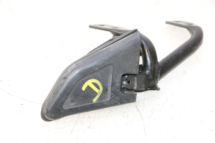 photo de REAR RIGHT FOOTREST HONDA SH 125 (2001 - 2003) - Zoom on usage condition