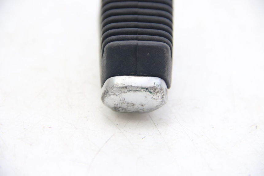 photo de RIGHT REAR FOOTREST SUZUKI SIXTEEN 125 (2008 - 2010) - Alternative perspective