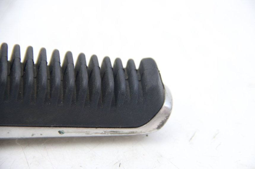 photo de RIGHT REAR FOOTREST SUZUKI SIXTEEN 125 (2008 - 2010) - Technical close-up