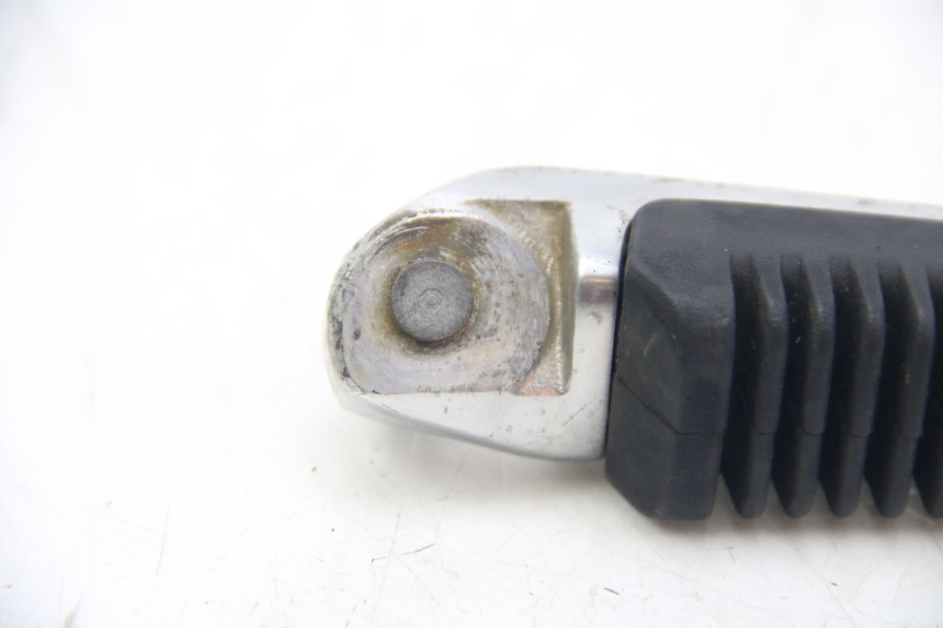photo de RIGHT REAR FOOTREST SUZUKI SIXTEEN 125 (2008 - 2010) - Surface and material condition