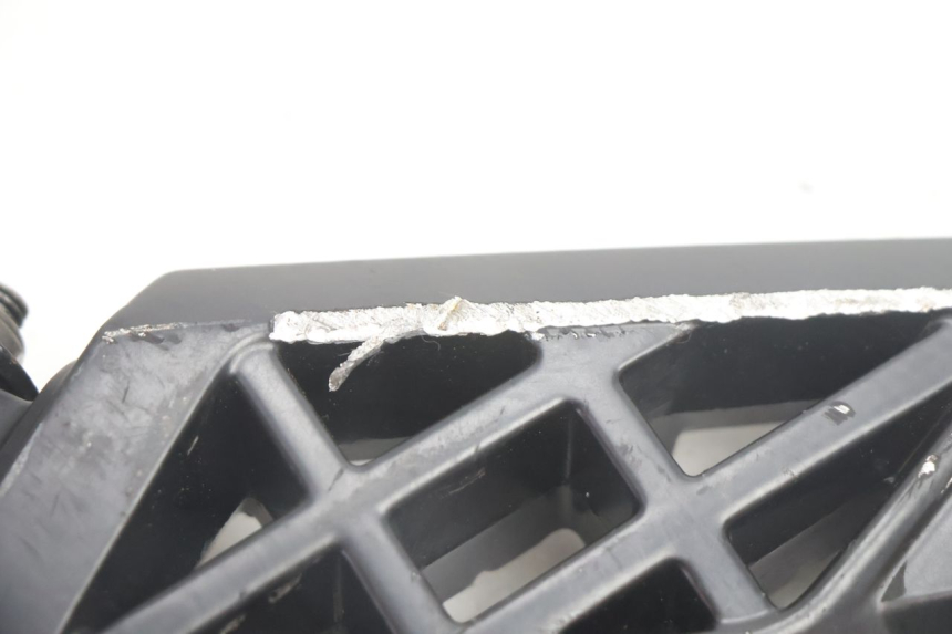 photo de REAR RIGHT FOOTREST PEUGEOT STREETZONE NAKED 2T 50 (2014 - 2018) - Technical close-up