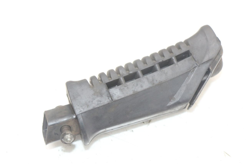 photo de REAR RIGHT FOOTREST SUZUKI GS F 500 (2004 - 2007) - Alternative perspective
