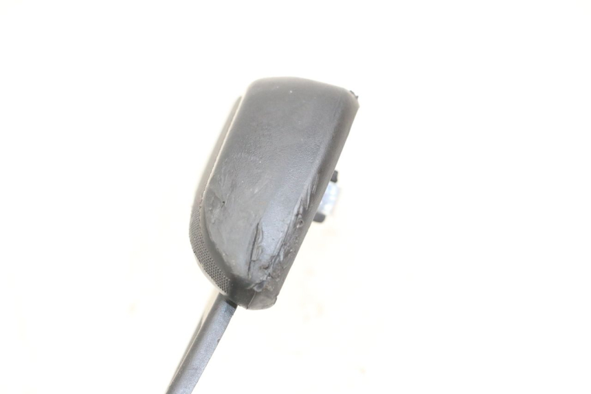 photo de REAR RIGHT FOOTREST PIAGGIO VESPA PRIMAVERA 4T 50 (2021 - 2024) - Alternative perspective