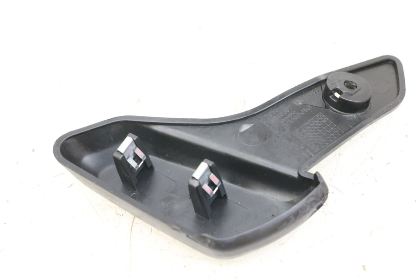 photo de REAR RIGHT FOOTREST PIAGGIO VESPA PRIMAVERA 4T 50 (2021 - 2024) - Technical close-up