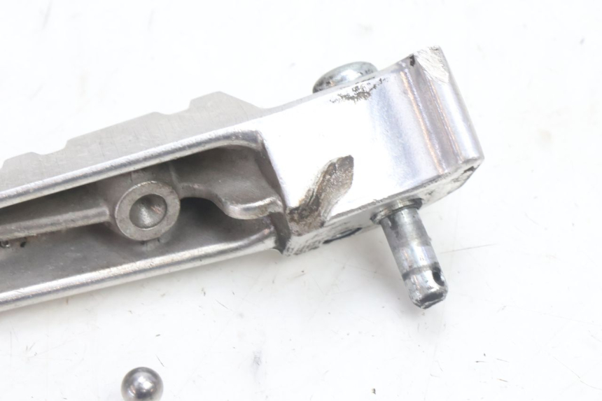 photo de REAR RIGHT FOOTREST YAMAHA X-MAX XMAX 125 (2010 - 2013) - Alternative perspective