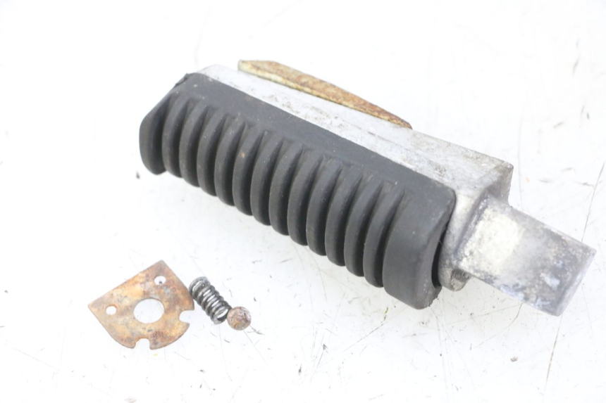 photo de REAR RIGHT FOOTREST YAMAHA XJ6 ABS 600 (2008 - 2016) - Alternative perspective