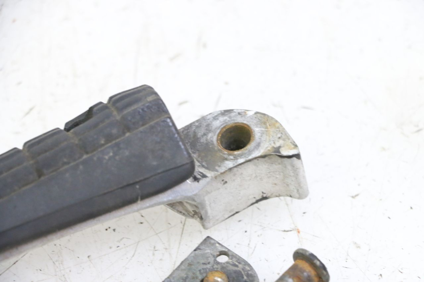 photo de REAR RIGHT FOOTREST YAMAHA XJN DIVERSION 600 (2000 - 2003) - Alternative perspective