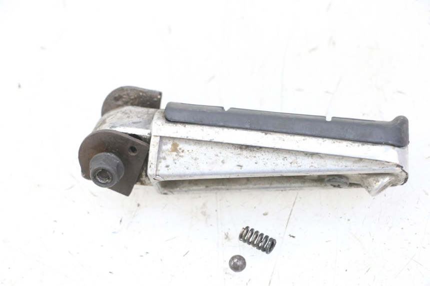 photo de REAR RIGHT FOOTREST YAMAHA FZS FAZER 600 (2001 - 2003) - Component detail