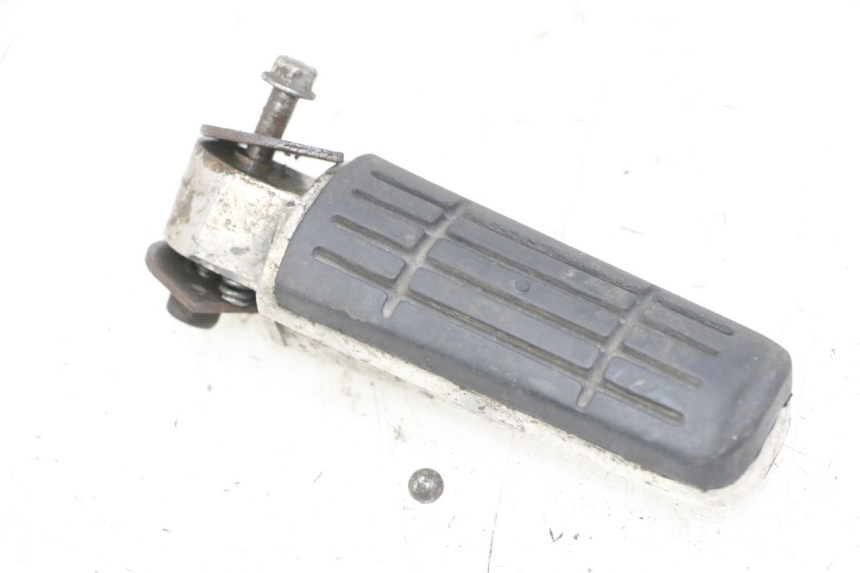 photo de REAR RIGHT FOOTREST YAMAHA FZS FAZER 600 (2001 - 2003) - Technical close-up