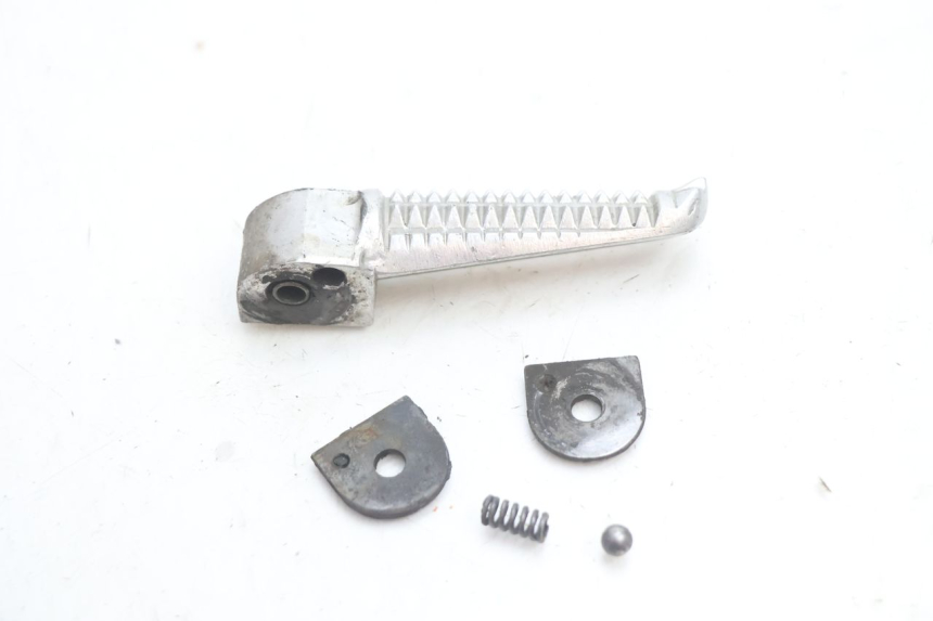 photo de REAR RIGHT FOOTREST YAMAHA YZF R GENESIS 750 (1993 - 1998) - Zoom on usage condition