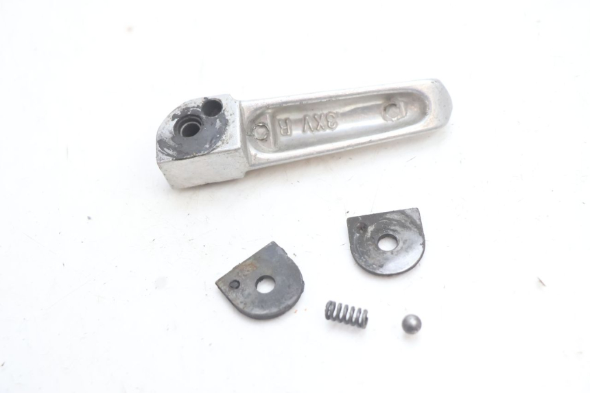 photo de REAR RIGHT FOOTREST YAMAHA YZF R GENESIS 750 (1993 - 1998) - Alternative perspective