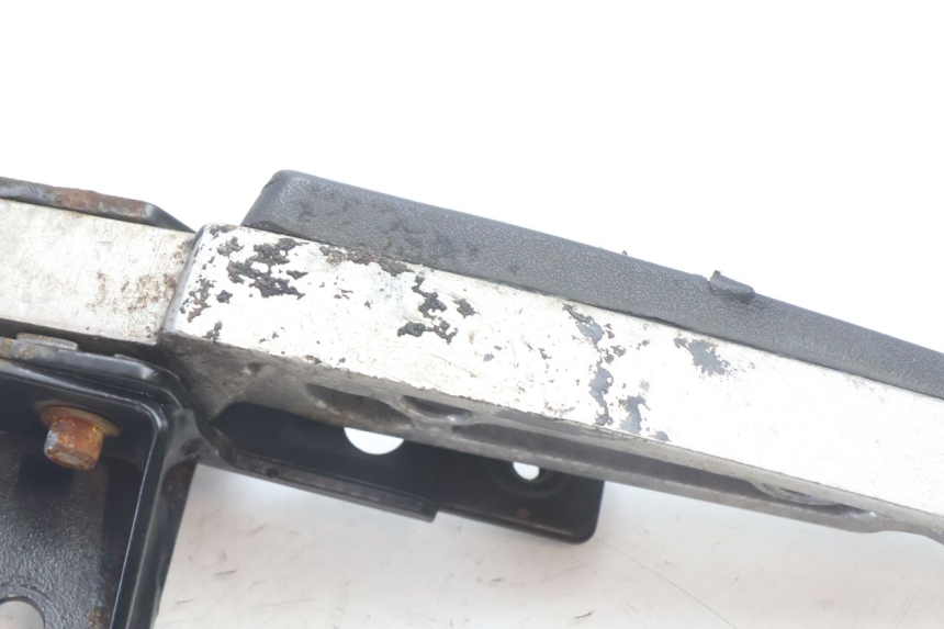 photo de REAR LEFT FOOTREST PEUGEOT CITYSTAR 2T 50 (2018 - 2021) - Fixing points details