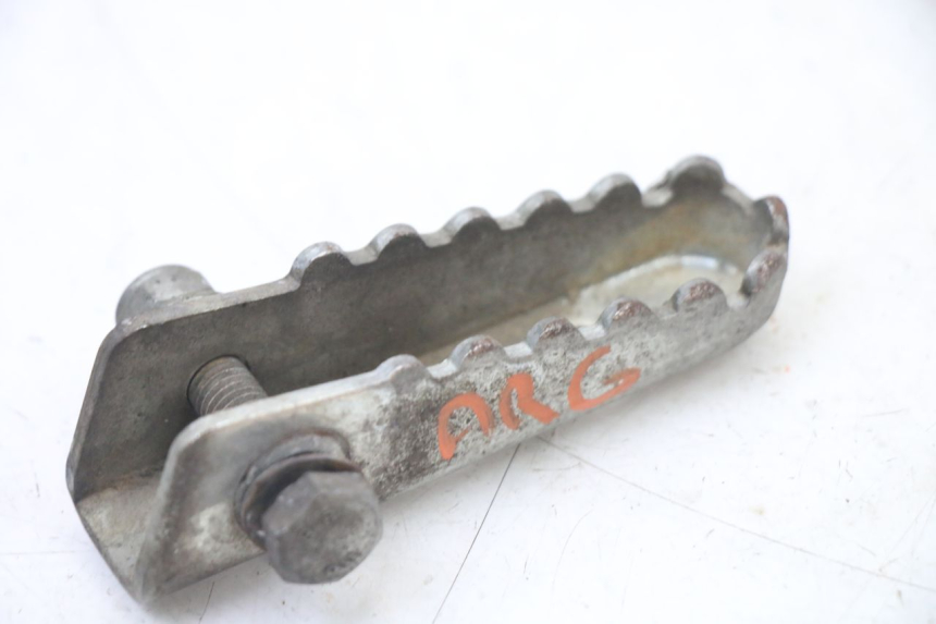 photo de REAR LEFT FOOTREST DERBI SENDA R X-TREME 50 (2006 - 2010) - Zoom on usage condition