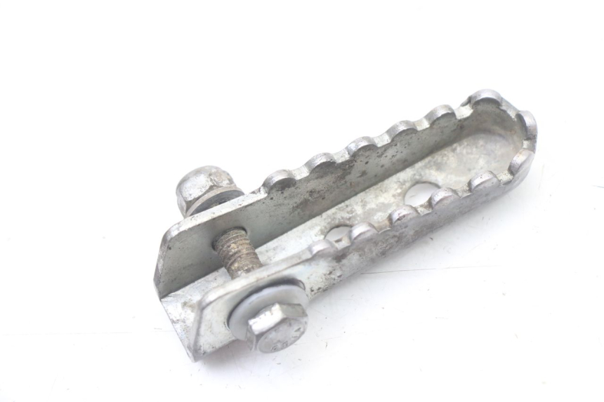 photo de REAR LEFT FOOTREST DERBI SENDA SM DRD X-TREME 50 (2011 - 2017) - Zoom on usage condition