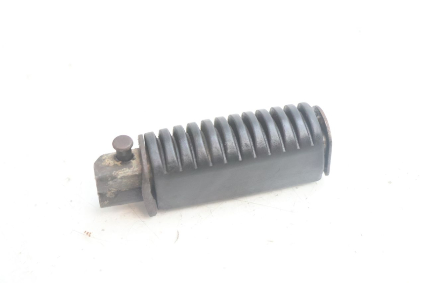 photo de REAR LEFT FOOTREST SUZUKI DR S 600 (1985 - 1989) - Zoom on usage condition