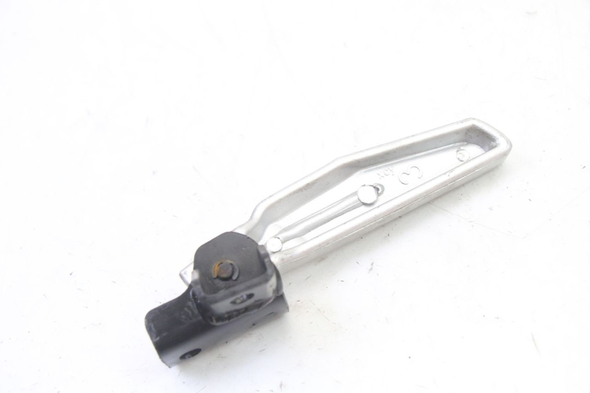 photo de REAR LEFT FOOTREST SYM FIDDLE 3 III 50 (2014 - 2020) - Alternative perspective