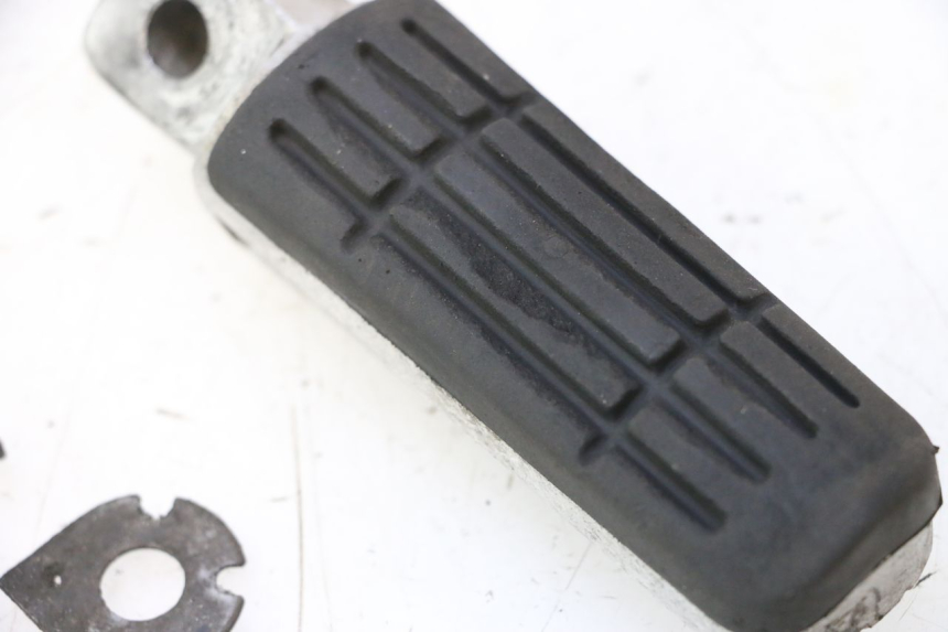 photo de REAR LEFT FOOTREST YAMAHA FJR 1300 (2001 - 2005) - Zoom on usage condition