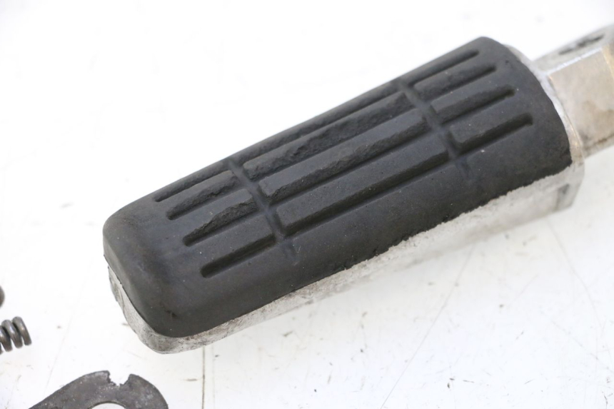 photo de REAR LEFT FOOTREST YAMAHA FJR 1300 (2001 - 2005) - Alternative perspective