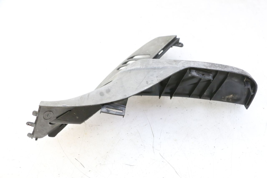 photo de REAR LEFT FOOTREST KYMCO GRAND DINK 125 (2008 - 2014) - Technical close-up